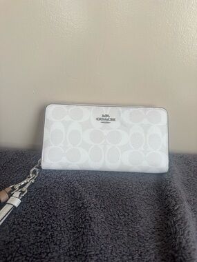 COACH Long Zip Around Wallet (White)